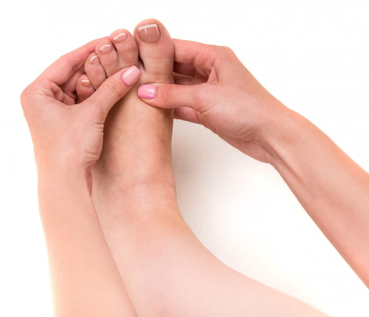 Причины болят пальцы на ногах почему. Указательный палец на ноге. Воспаление пальцев ног.
